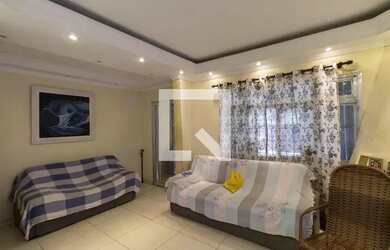 Imagem: A casa possui 4 Dormitórios, 4 Banheiros, 2 Vagas na garagem