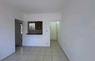 Imagem: O apartamento possui 1 Dormitório, 1 Banheiro, 1 Vaga na garagem