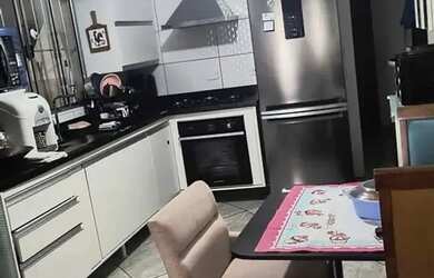 Imagem: A casa possui 4 Dormitórios, 3 Banheiros, 1 Vaga na garagem