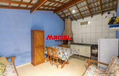 Imagem: A casa possui 3 Dormitórios, 3 Banheiros, 2 Vagas na garagem