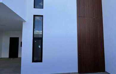 Imagem: A casa possui 3 Dormitórios, 3 Banheiros, 2 Vagas na garagem