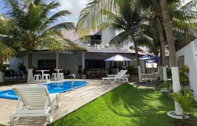 Imagem: A casa possui 3 Dormitórios, Acomodam 25 pessoas e 5 Vagas