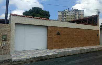 Imagem: A casa possui 3 Dormitórios, 2 Banheiros, 4 Vagas na garagem