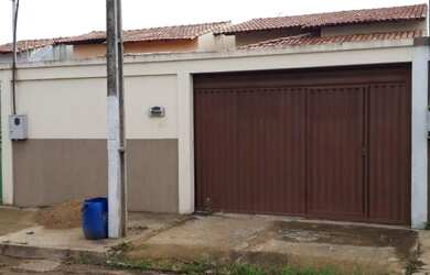 Imagem: A casa possui 3 Dormitórios, 2 Banheiros, 1 Vaga na garagem