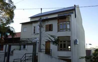 Imagem: A casa possui 3 Dormitórios, 2 Banheiros, 2 Vagas na garagem