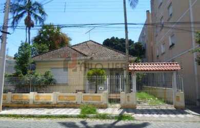 Imagem: A casa possui 3 Dormitórios, 2 Banheiros, 1 Vaga na garagem