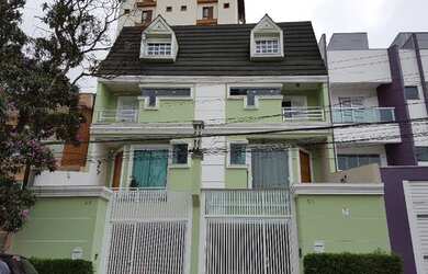 Imagem: A casa possui 4 Dormitórios, 5 Banheiros, 4 Vagas na garagem