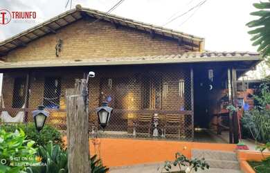 Imagem: A casa possui 4 Dormitórios, 2 Banheiros, 5 Vagas na garagem