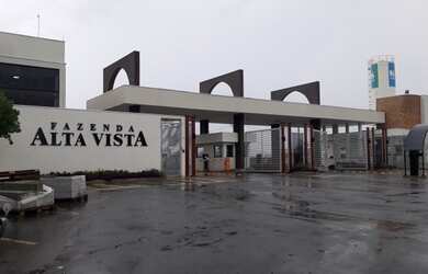 Imagem: A casa possui 3 Dormitórios, 5 Banheiros, 5 Vagas na garagem