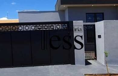 Imagem: A casa possui 2 Dormitórios, 2 Banheiros, 2 Vagas na garagem