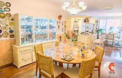 Imagem: A casa possui 4 Dormitórios, 4 Banheiros, 4 Vagas na garagem