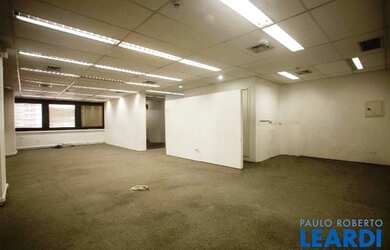 Imagem: O depósito para alugar possui 1 Vaga na garagem e 138m² de