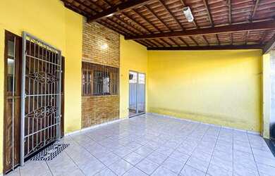 Imagem: A casa possui 3 Dormitórios, 3 Banheiros, 2 Vagas na garagem