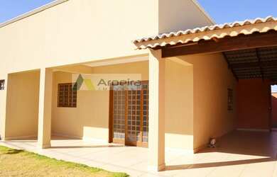 Imagem: A casa possui 3 Dormitórios, 2 Banheiros, 4 Vagas na garagem