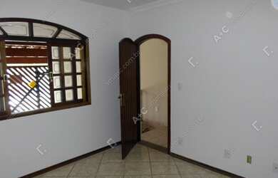 Imagem: A casa possui 3 Dormitórios, 3 Banheiros, 2 Vagas na garagem