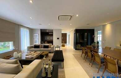 Imagem: A casa em condomínio possui 4 Dormitórios, 4 Banheiros, 4