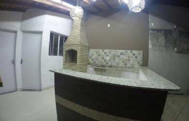 Imagem: A casa possui 3 Dormitórios, 2 Banheiros, 2 Vagas na garagem