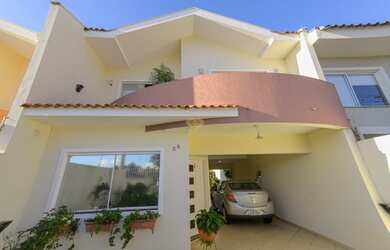 Imagem: A casa possui 3 Dormitórios, 1 Banheiro, 2 Vagas na garagem