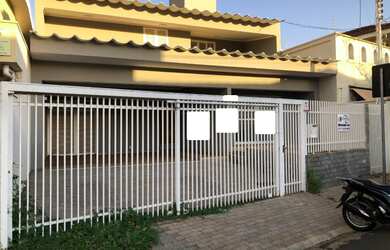 Imagem: A casa possui 4 Dormitórios, 5 Banheiros, 4 Vagas na garagem