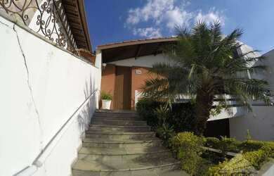 Imagem: A casa possui 3 Dormitórios, 2 Banheiros, 5 Vagas na garagem