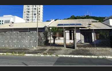 Imagem: A casa possui 3 Dormitórios, 3 Banheiros, 5 Vagas na garagem