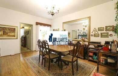 Imagem: A casa possui 3 Dormitórios, 2 Banheiros, 4 Vagas na garagem