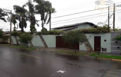 Imagem: A casa possui 4 Dormitórios, 5 Banheiros, 4 Vagas na garagem