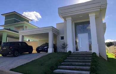 Imagem: A casa possui 3 Dormitórios, 5 Banheiros, 4 Vagas na garagem