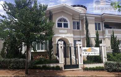 Imagem: A casa possui 3 Dormitórios, 4 Banheiros, 2 Vagas na garagem