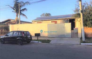 Imagem: A casa possui 3 Dormitórios, 1 Banheiro, 2 Vagas na garagem