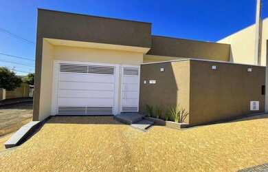 Imagem: A casa possui 2 Dormitórios, 1 Banheiro e 1 Vaga na garagem