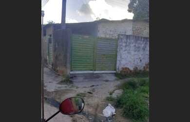 Imagem: A casa possui 2 Dormitórios, 1 Banheiro, 2 Vagas na garagem