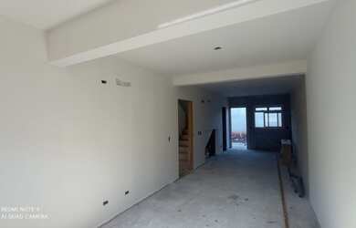 Imagem: A casa possui 3 Dormitórios, 3 Banheiros, 2 Vagas na garagem