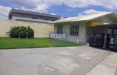 Imagem: A casa possui 3 Dormitórios, 2 Banheiros, 5 Vagas na garagem