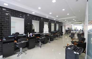 Imagem: O depósito possui 5 Vagas na garagem, 450m² de Área e está