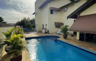 Imagem: A casa em condomínio possui 4 Dormitórios, 4 Banheiros, 2