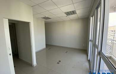 Imagem: O depósito possui 3 Vagas na garagem, 105m² de Área e está