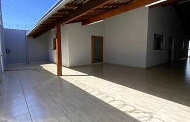 Imagem: A casa possui 3 Dormitórios, 3 Banheiros, 4 Vagas na garagem