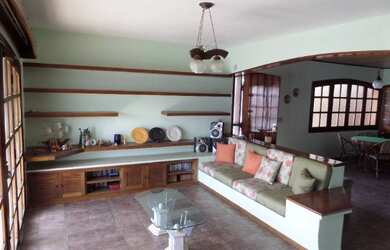 Imagem: A casa possui 4 Dormitórios, 5 Banheiros, 4 Vagas na garagem