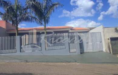 Imagem: A casa possui 2 Dormitórios, 2 Banheiros, 2 Vagas na garagem