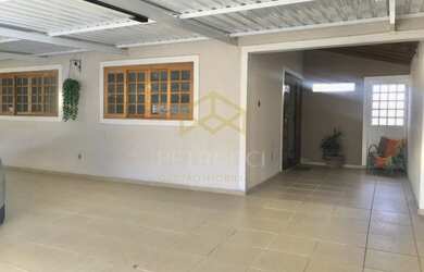 Imagem: A casa possui 3 Dormitórios, 2 Banheiros, 4 Vagas na garagem