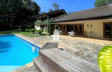 Imagem: A casa possui 5 Dormitórios, 5 Banheiros, 5 Vagas na garagem