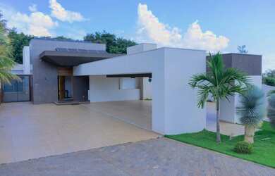 Imagem: A casa possui 4 Dormitórios, 5 Banheiros, 4 Vagas na garagem