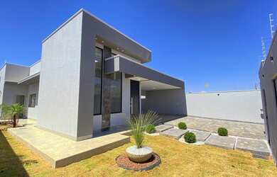 Imagem: A casa possui 3 Dormitórios, 3 Banheiros, 2 Vagas na garagem