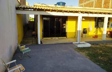 Imagem: A casa possui 2 Dormitórios, 1 Banheiro, 3 Vagas na garagem