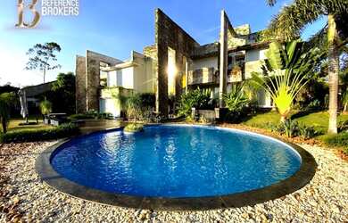 Imagem: A casa possui 5 Dormitórios, 5 Banheiros, 5 Vagas na garagem