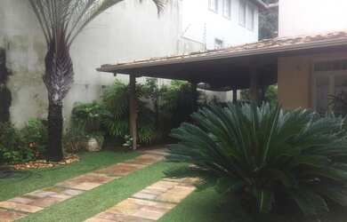 Imagem: A casa possui 5 Dormitórios, 4 Banheiros, 4 Vagas na garagem