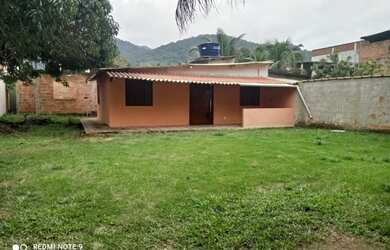 Imagem: A casa possui 3 Dormitórios, 1 Banheiro, 3 Vagas na garagem