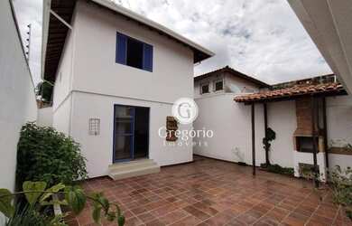 Imagem: A casa possui 3 Dormitórios, 3 Banheiros, 3 Vagas na garagem