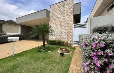 Imagem: A casa em condomínio possui 3 Dormitórios, 1 Banheiro, 2 Vagas